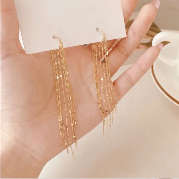 Gold Elegant tassel drop earrings - Picture 3 of 3